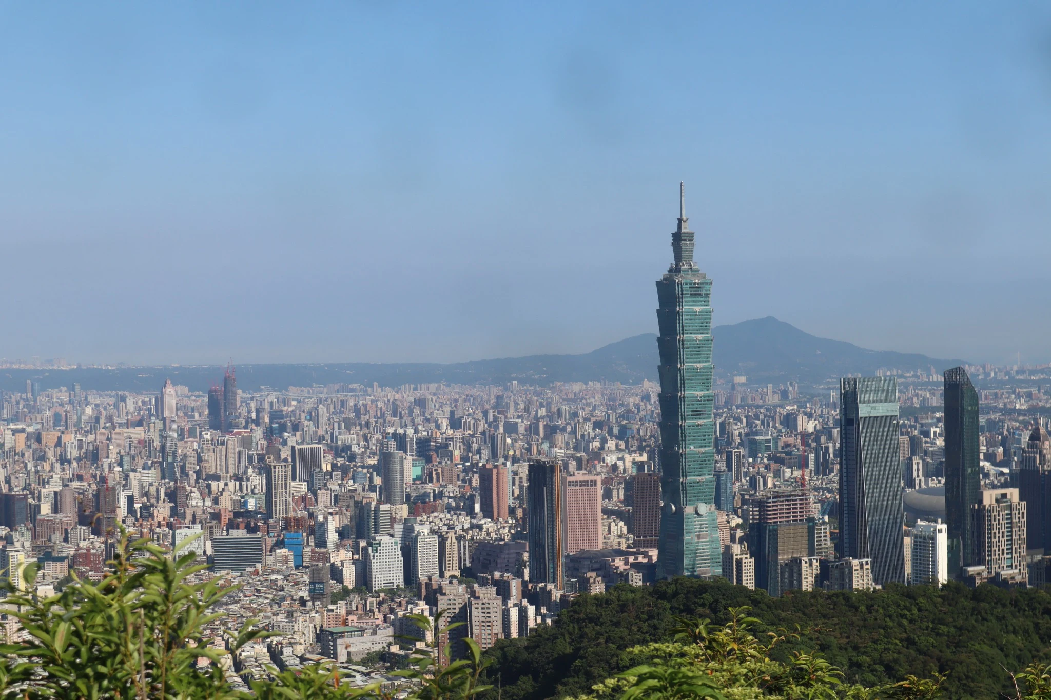 從山間眺望台北城市與台北101